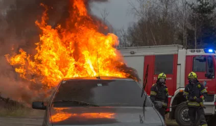samochód elektryczny spalinowy pożar