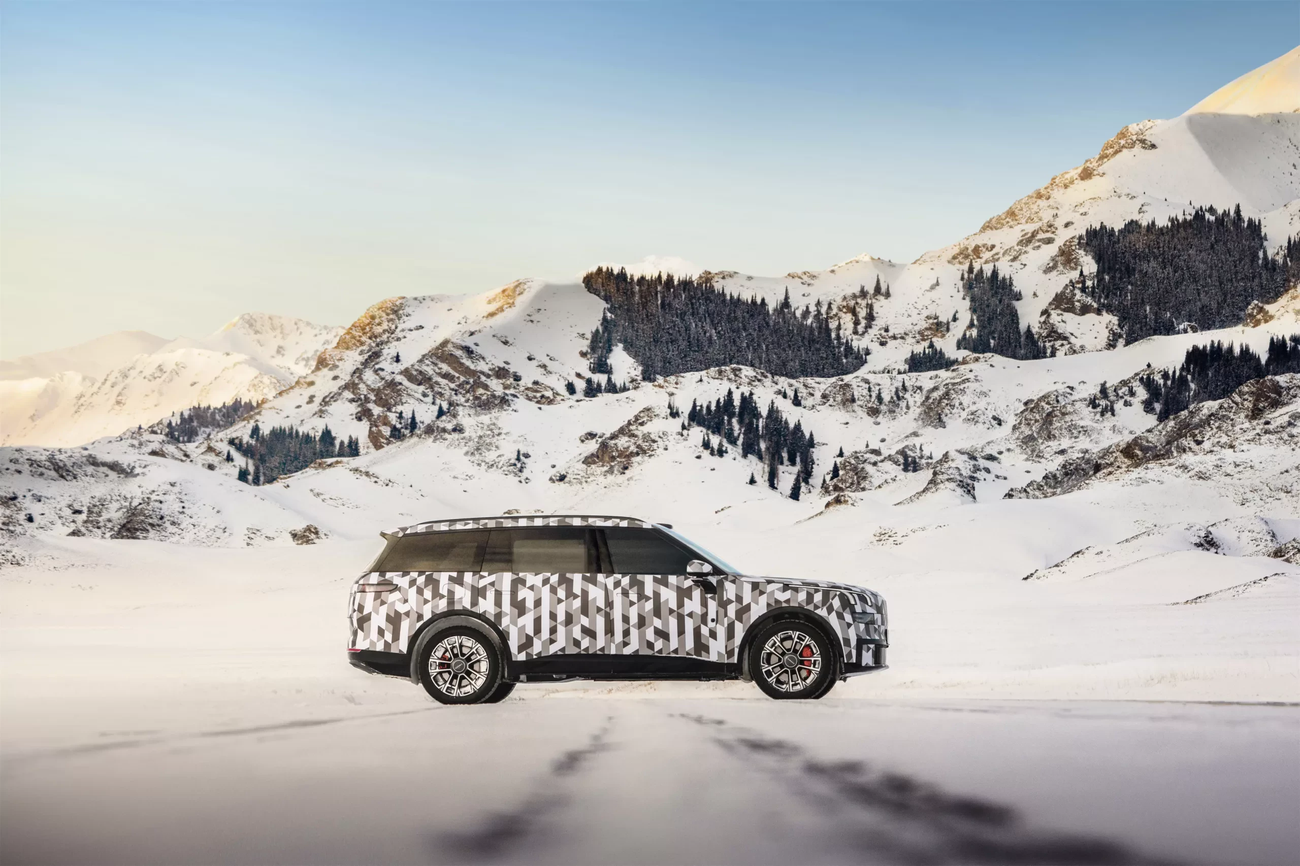 Nowy SUV Lynk & Co 2025