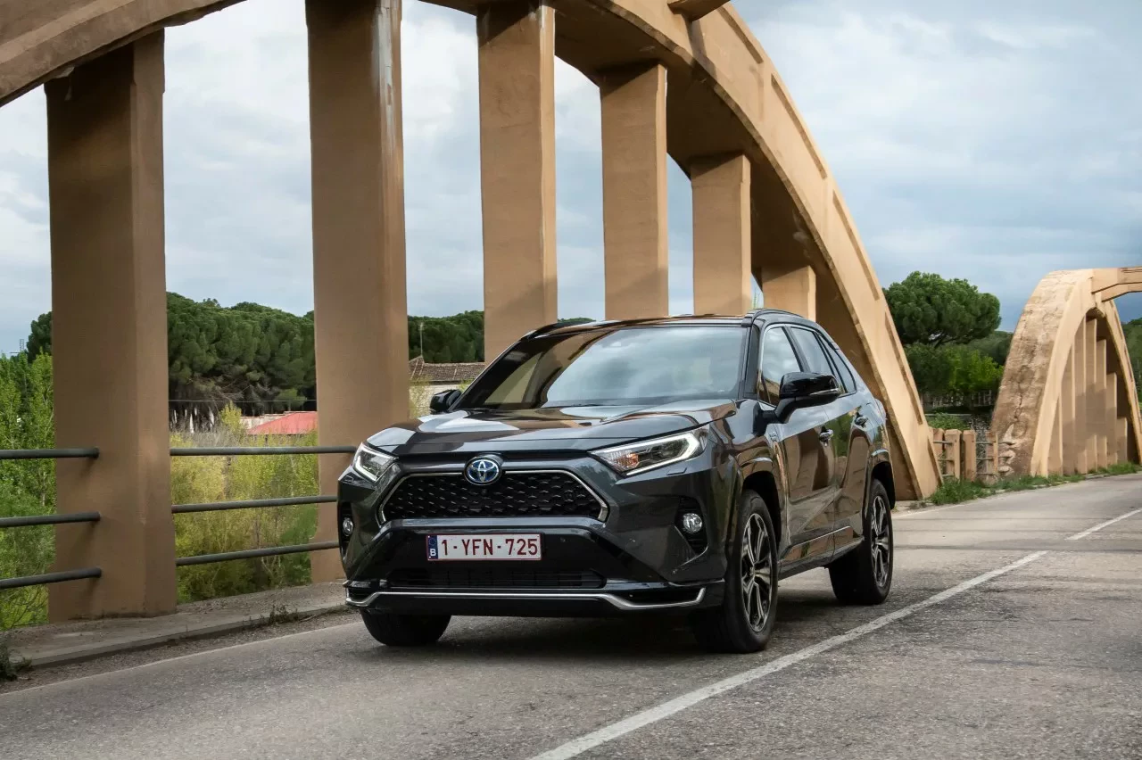 toyota-hybryda-plug-in