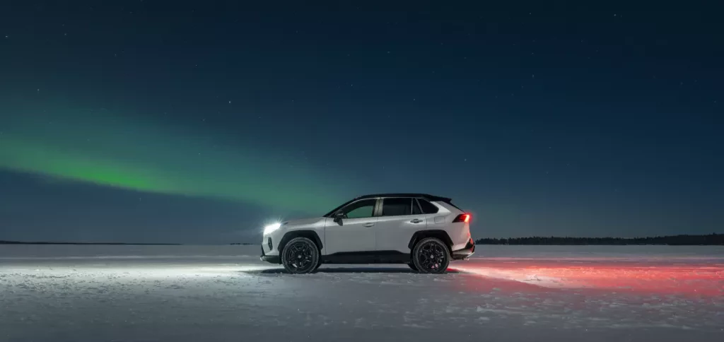 Toyota walnęła rabatami w stół. RAV4 za 125 tys. zł zmiótł tu z planszy Dacię Duster i Kię Sportage