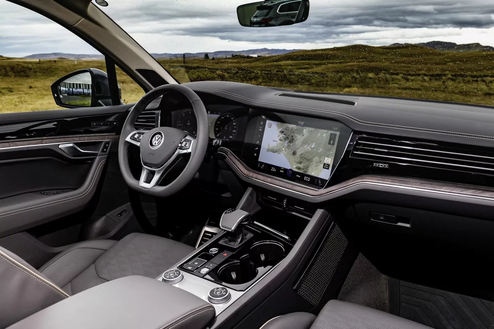 volkswagen-touareg-suv-za-cene-skody