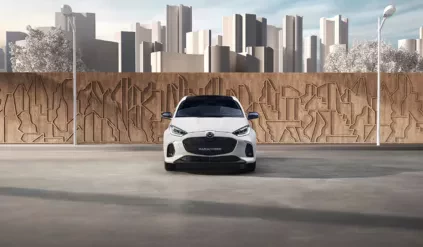 Mazda 2 Hybrid wygląda jak Toyota Yaris