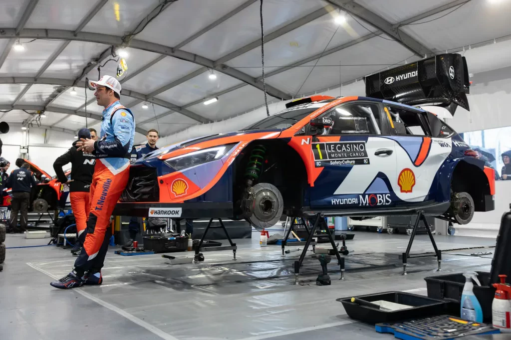 Thierry Neuville w serwisie