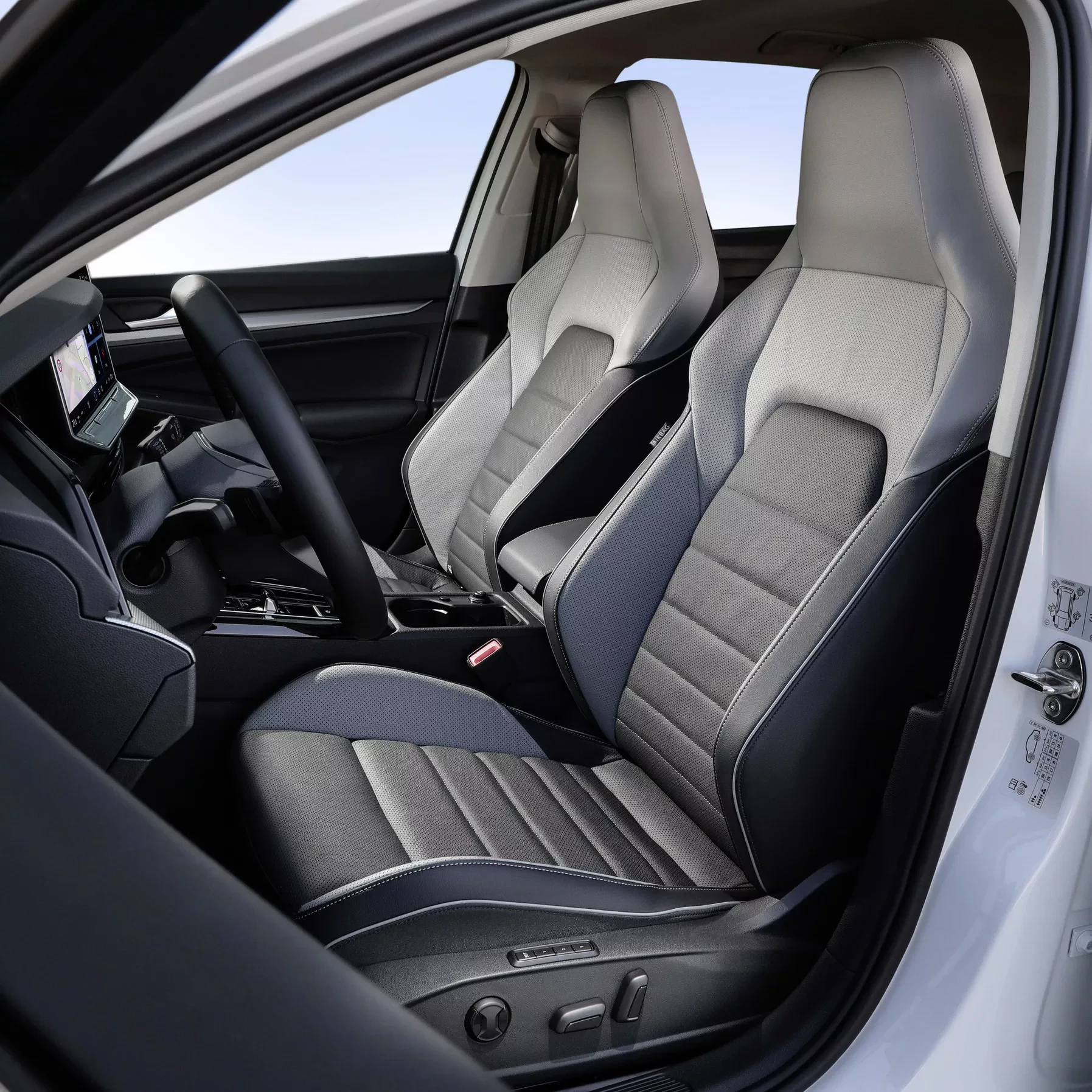 Volkswagen Golf e-Hybrid wnętrze