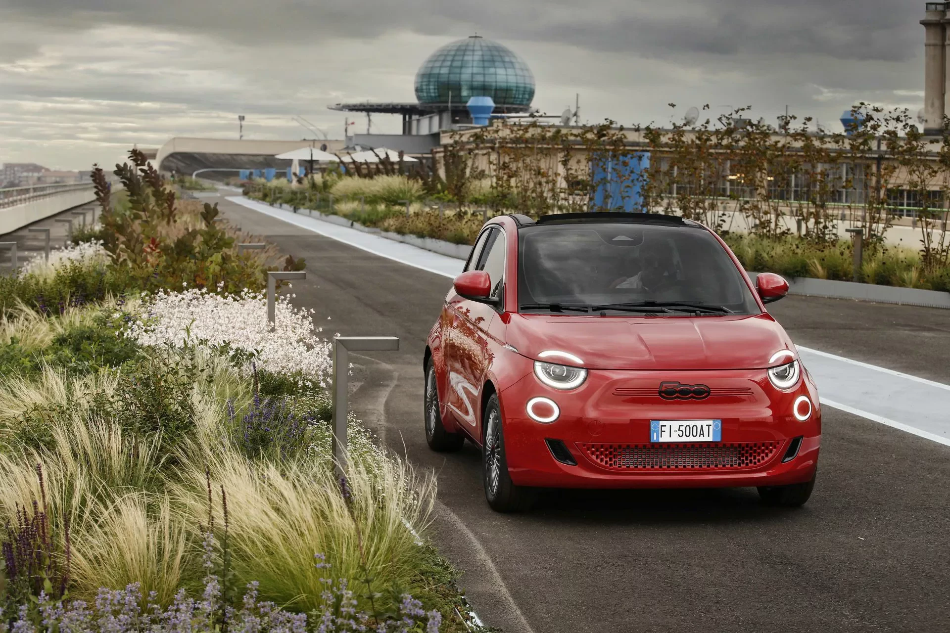 Fiat 500e 500 cena elektryczny ładowanie opinie