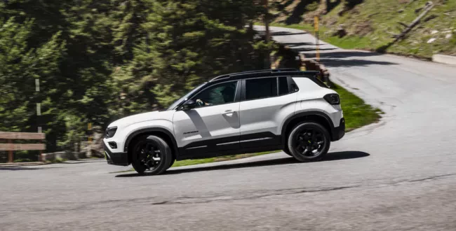 Dacia na wielu rynkach przegrywa z SUV-em JEEPa-AVENGER-4XE