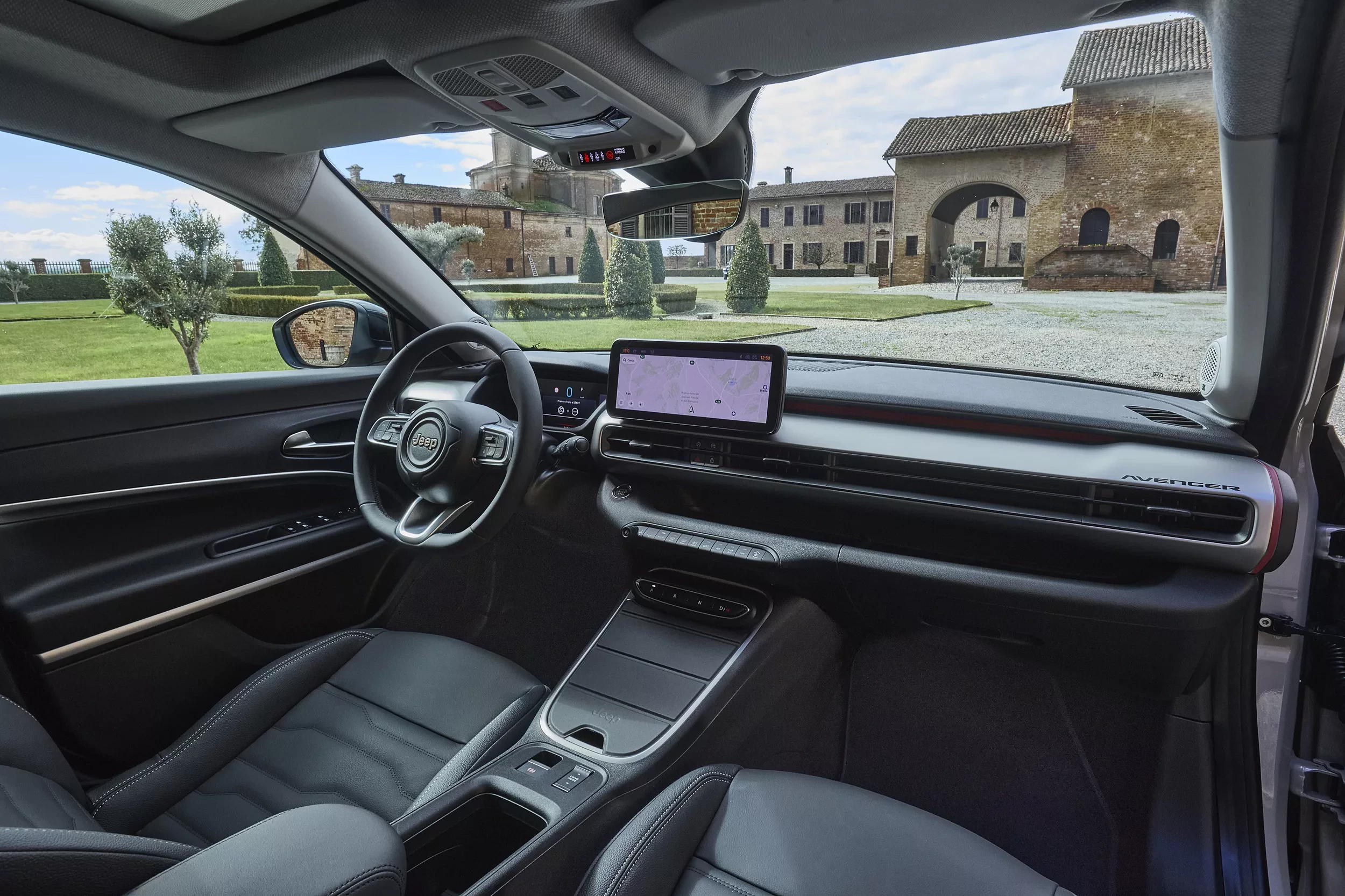 Jeep Avengere-hybrid WNETRZE