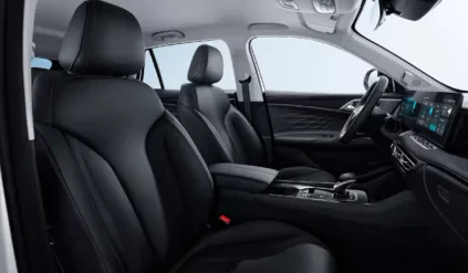MG HS interior czy Toyota C-HR ceny, specyfikacja