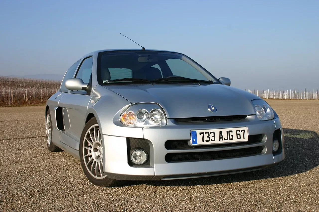 Renault Clio V6 cena moc osiągi silnik napęd