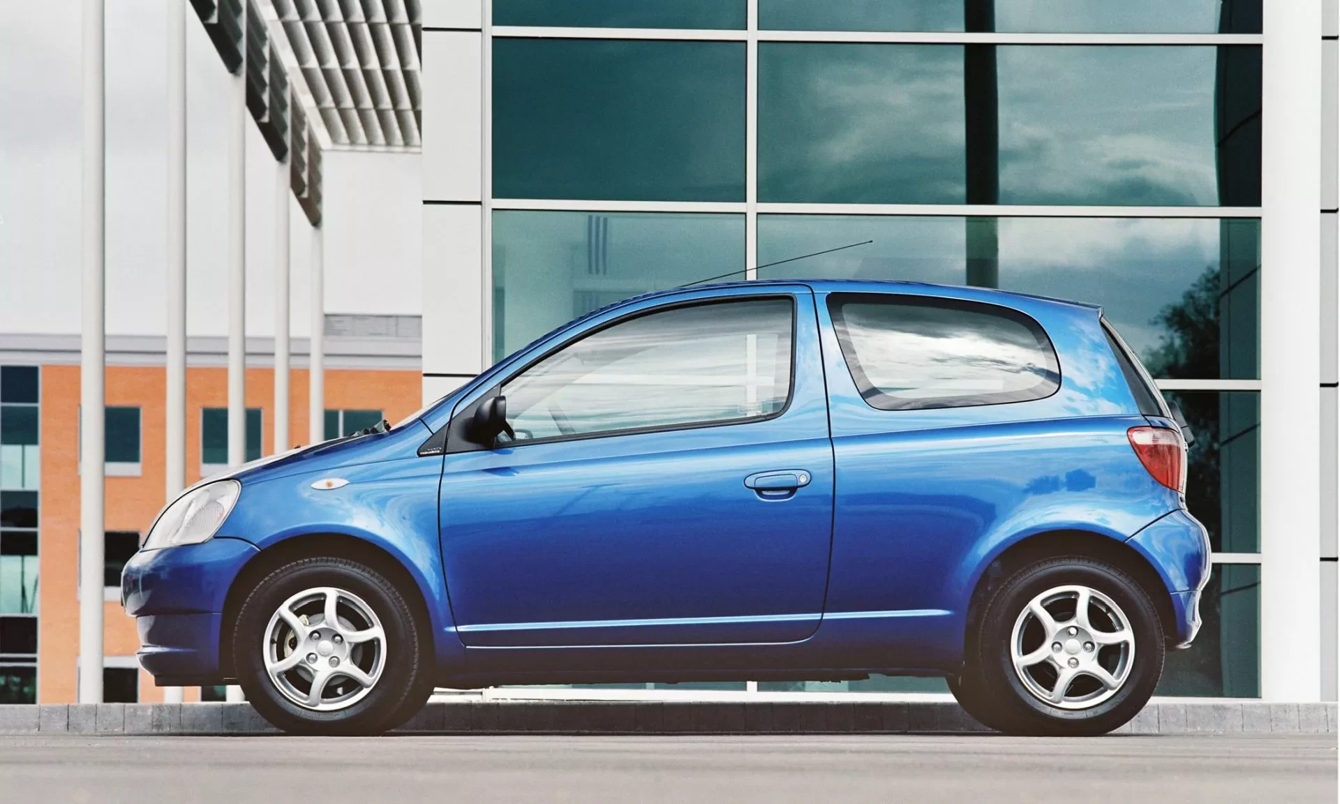 Toyota Yaris pierwsza generacja cena silnik spalanie