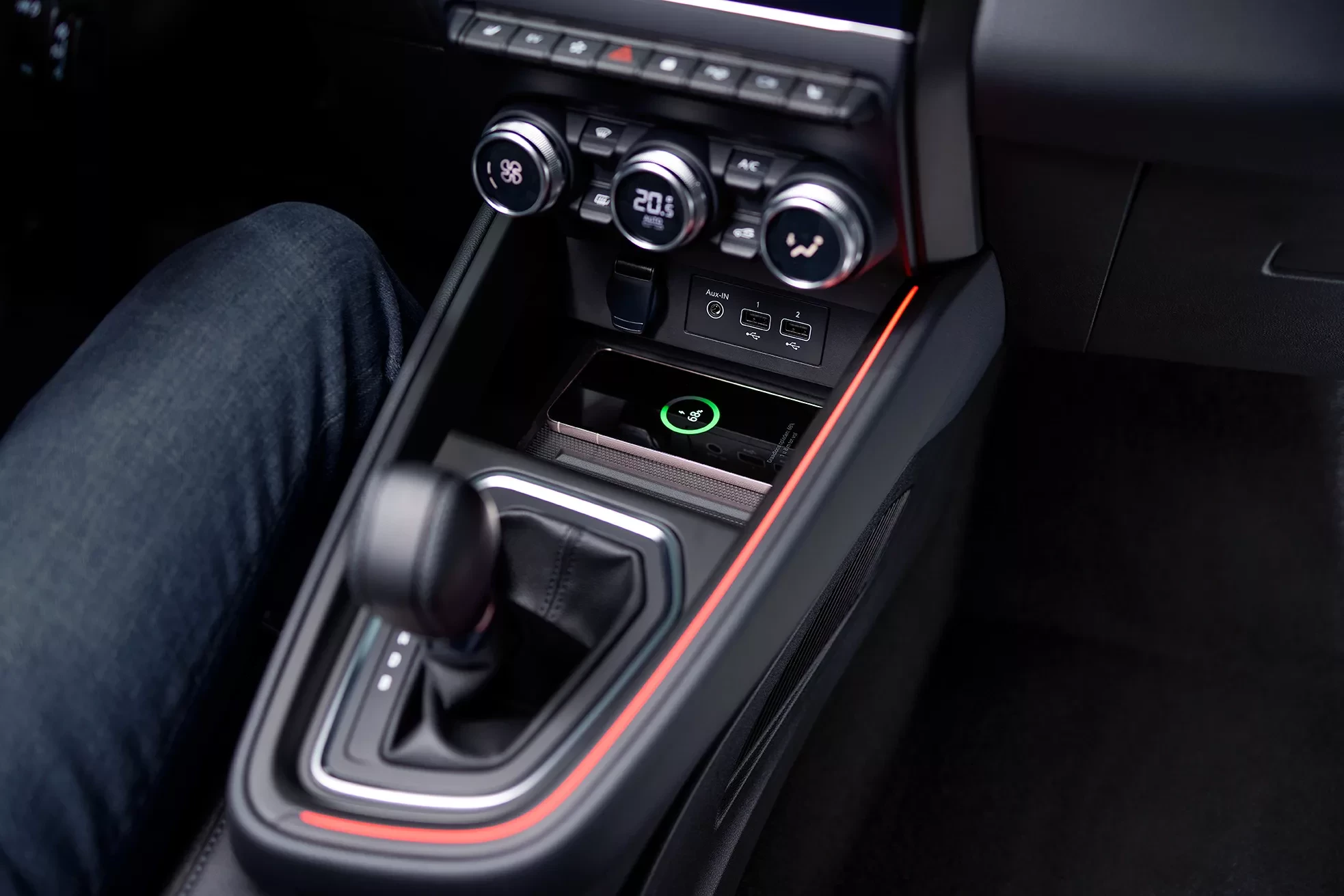 Mitsubishi Colt / wnętrze / bezprzewodowa ładowarka smartfona