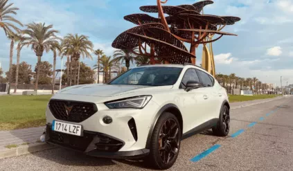 Testowałem najmocniejszą wersję Cupry Formentor – model VZ5. Nie jest to żadna rynkowa nowość, ale jazda niemal 400-konnym C-SUV-em po trasach Rajdu Katalonii to prawdziwa uczta, nawet dla najbardziej wybrednych kierowców