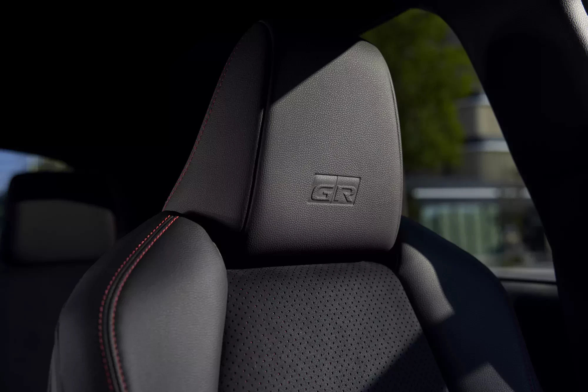 Toyota Yaris GR Sport 2025 / nowe logo na zagłówkach
