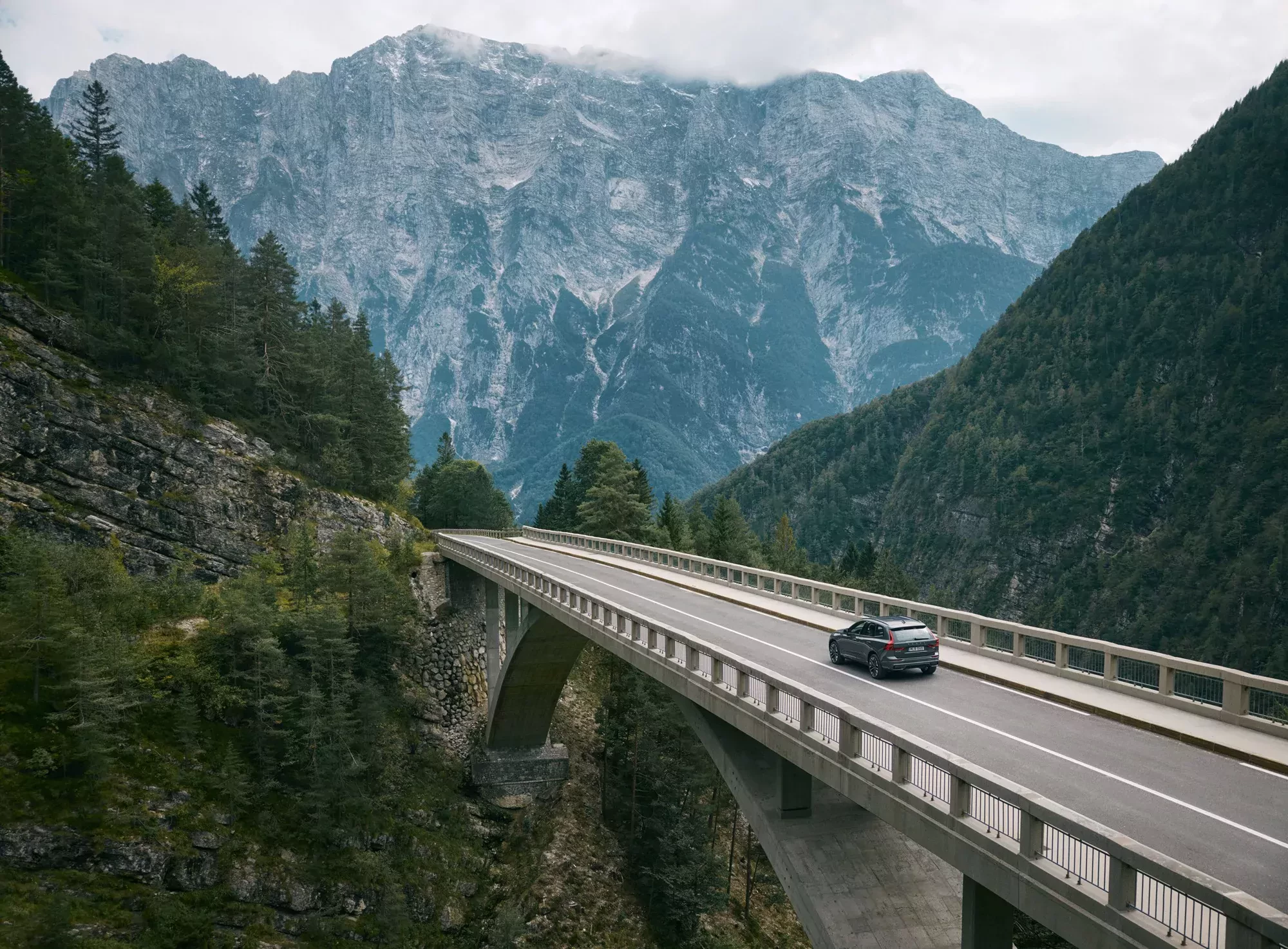 Jeśli nie Toyota, to Polacy po niskie spalanie idą najpierw do tych salonów. Europejska marka wciąż jest tu lepsza od Chińczyków