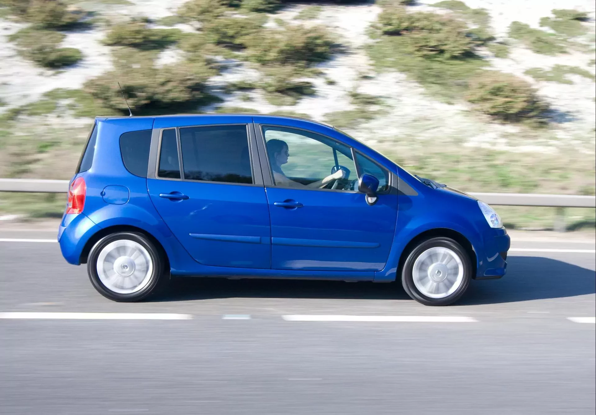 Renault Modus cena silnik spalanie benzyna diesel rodzinny samochód