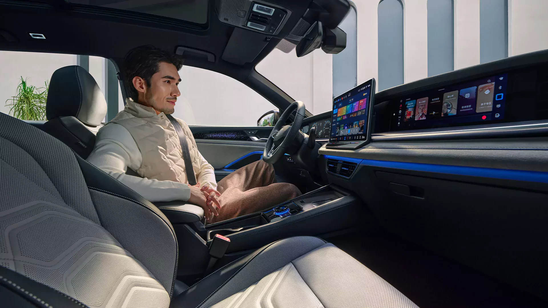 Volkswagen Tanyue L/ Tayron wykorzystuje trzy ekrany w kabinie
