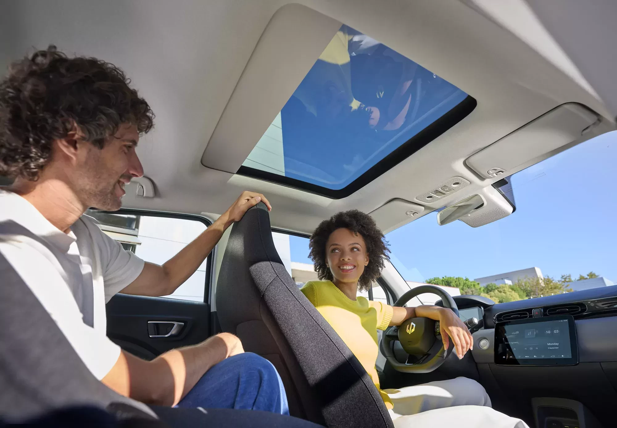 Leapmotor T03 wnętrze dach panoramiczny