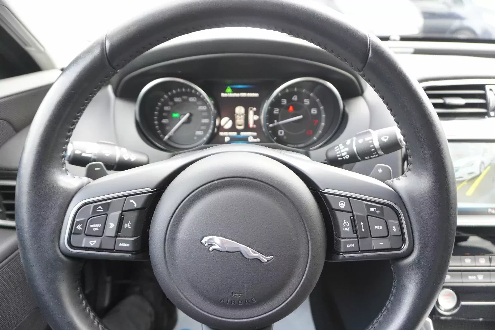 nowiutki-jaguar-xe-na-sprzedaz