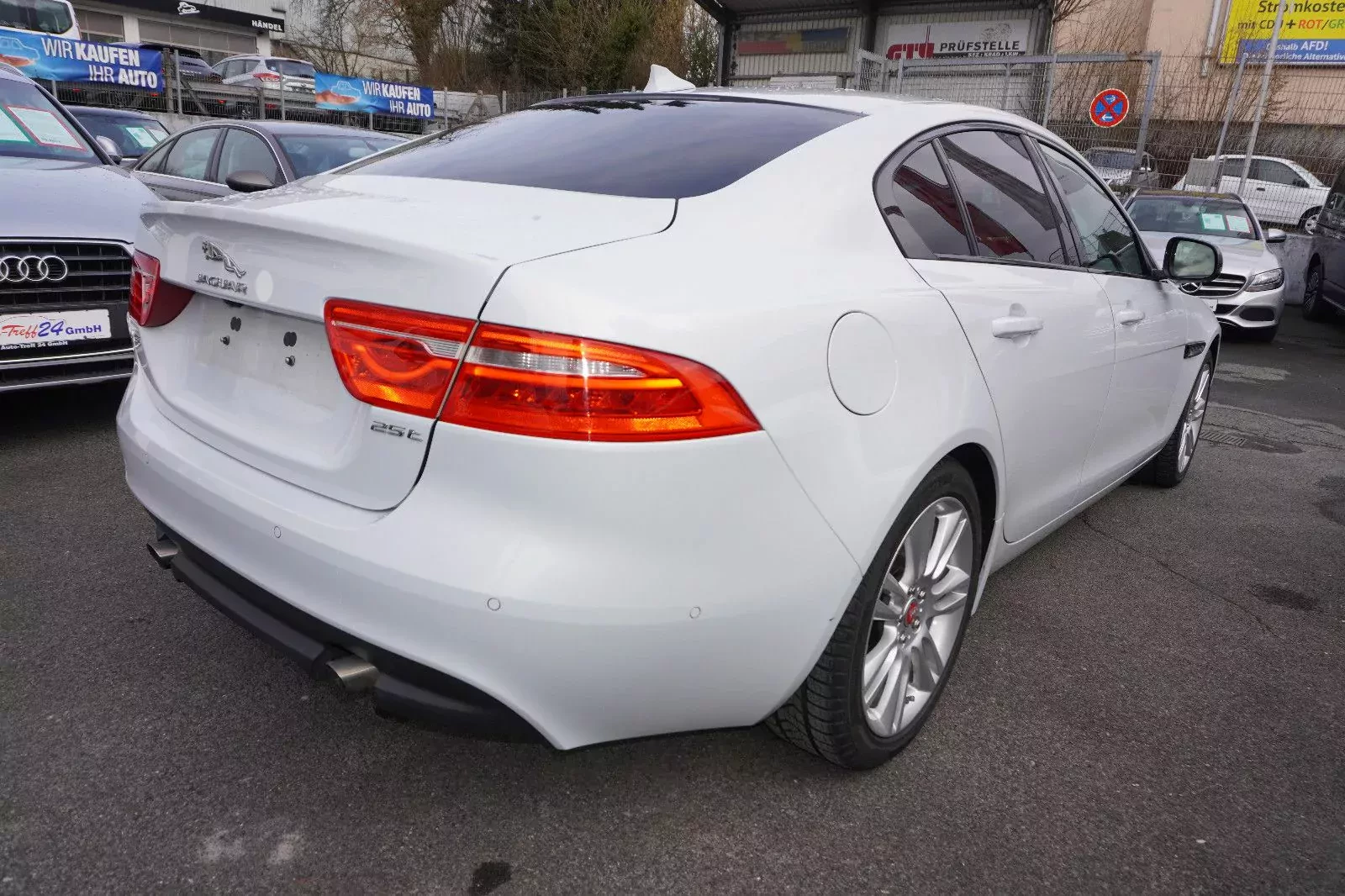 nowiutki-jaguar-xe-na-sprzedaz