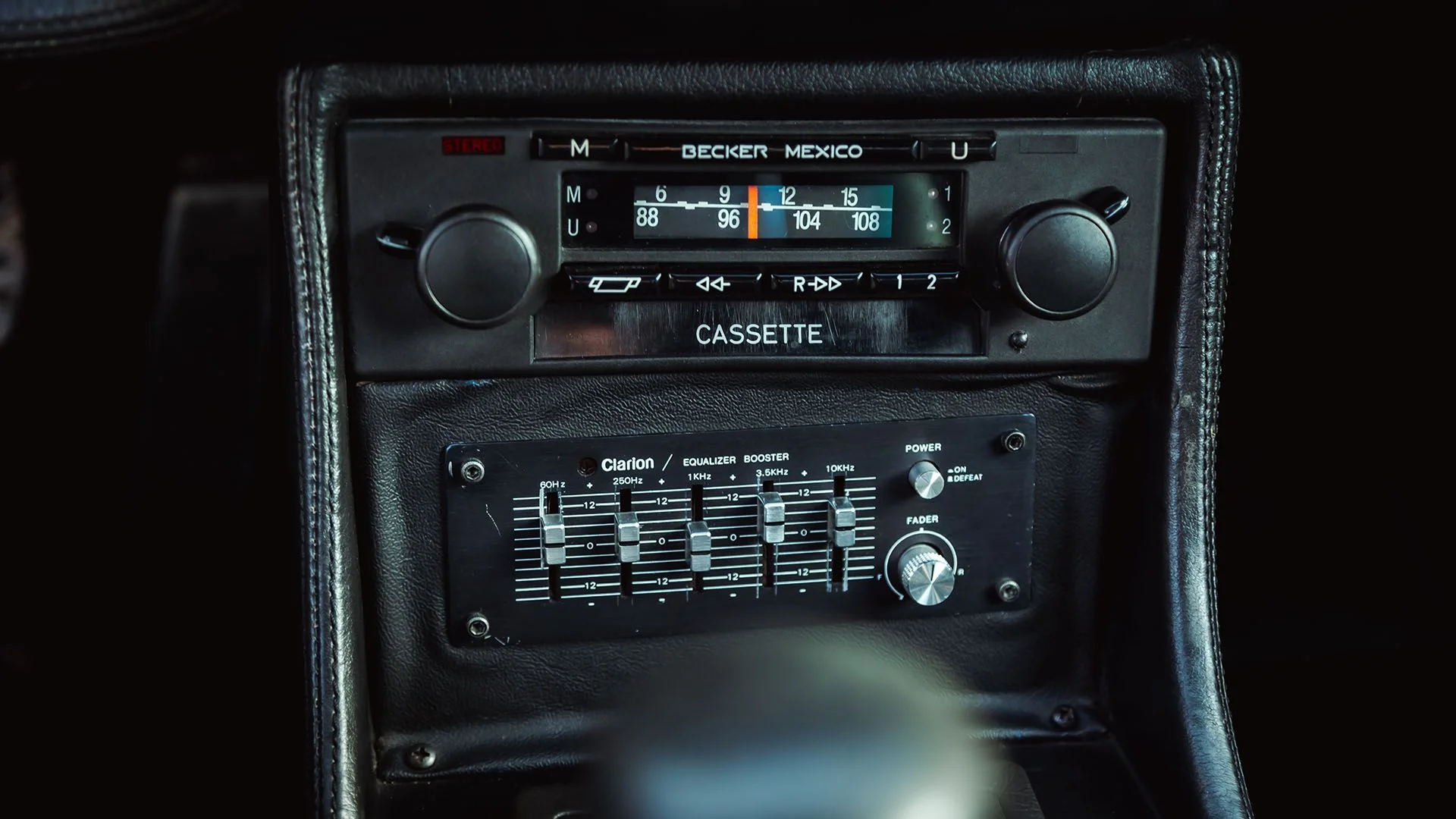 BMW M1 1980 car audio z equalizerem na zamówienie przez twórcę Boney M.