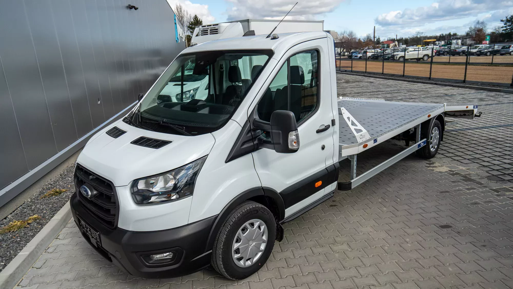 Ford Transit z zabudową typu autotransporter