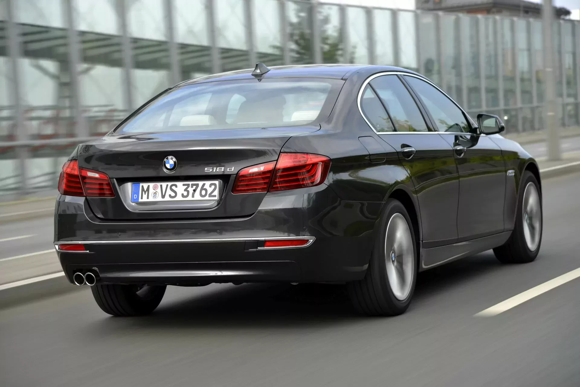 BMW serii seria 5 piąta piątka benzyna diesel moc cena silnik spalanie otomoto używane