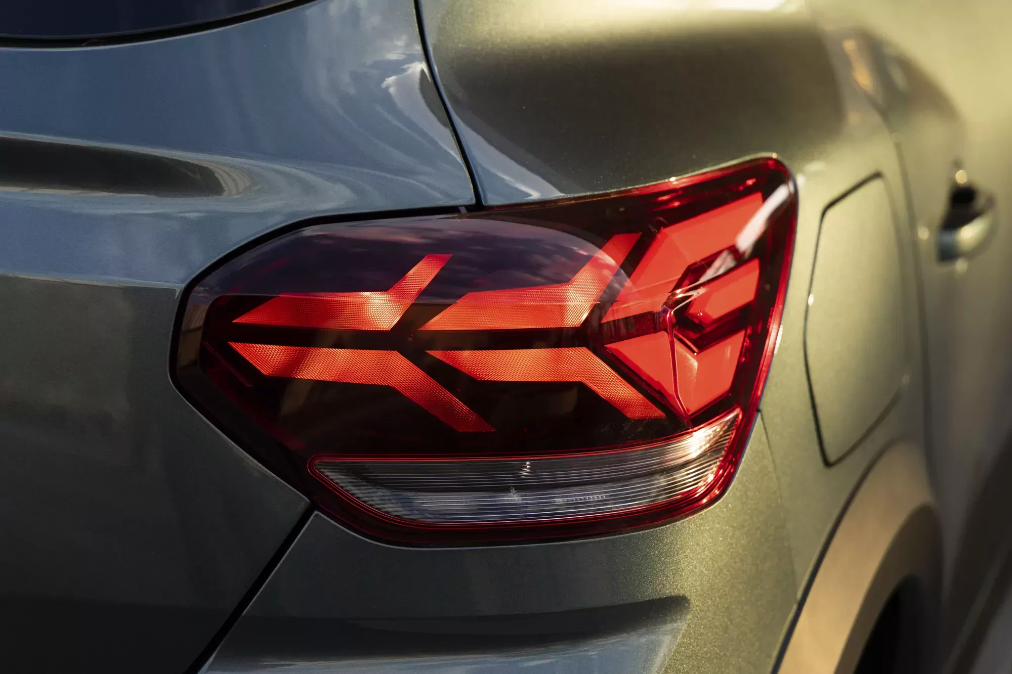 Dacia demoluje rywali, zjeżdżając z ceny na maksa. Polacy od ręki zabierają nówkę z salonu od 57 972 zł