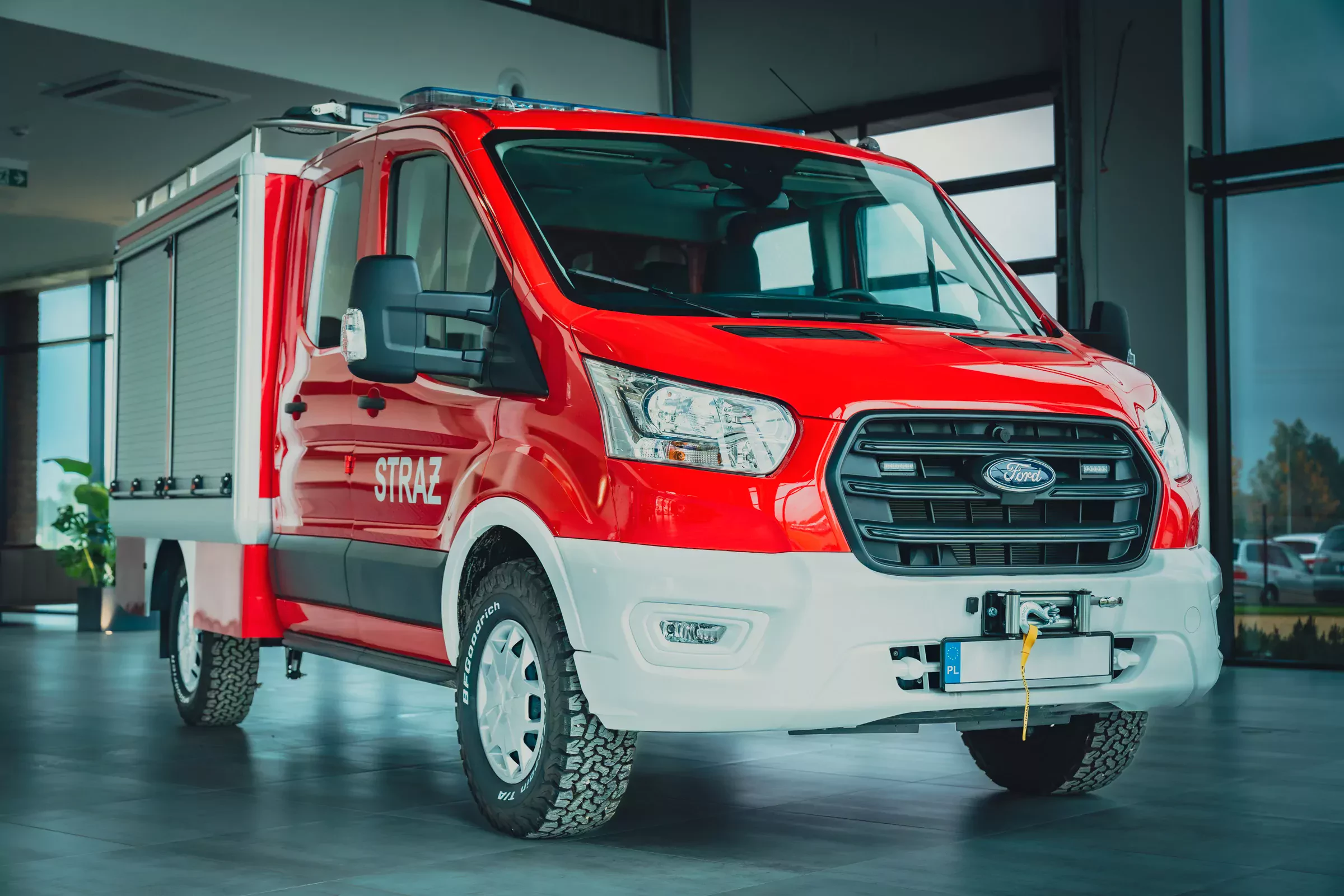 Ford Transit z podwójną kabiną i zabudową kontenerową dla Straży Pożarnej