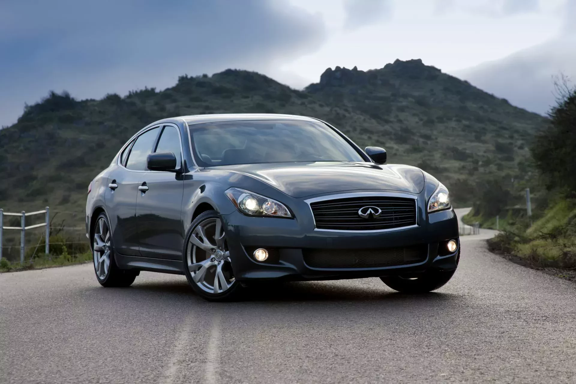 Infiniti M cena silnik moc osiągi używane