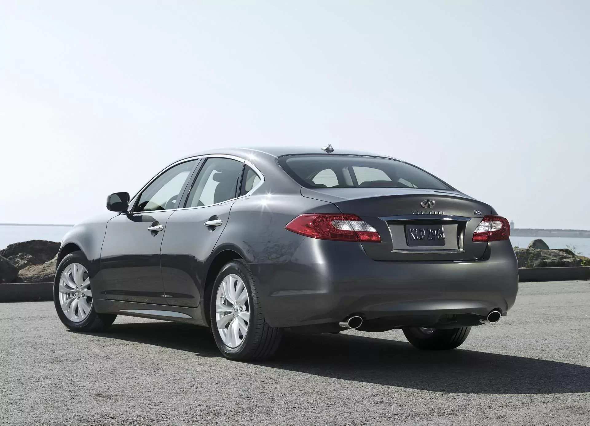 Infiniti M cena silnik moc osiągi używane