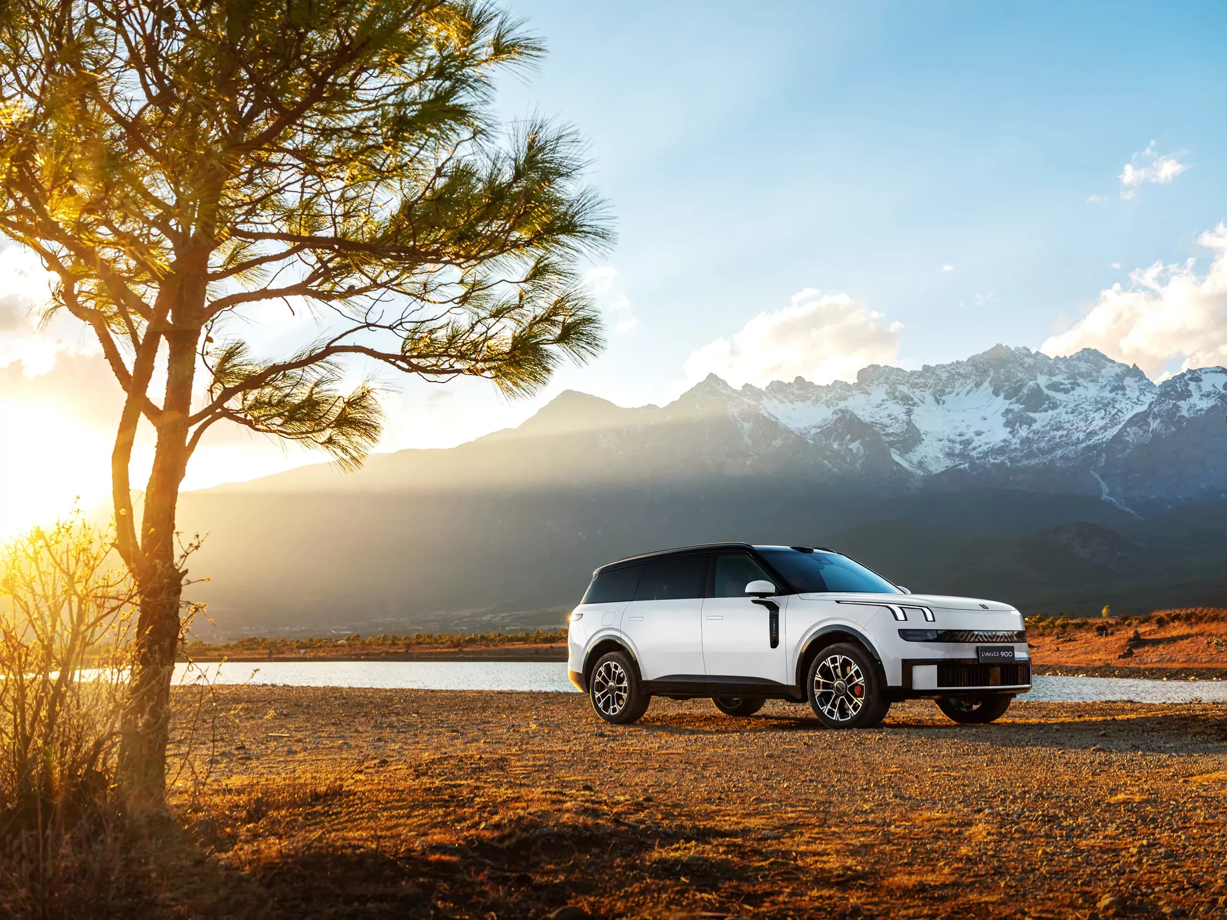 SUV Lynk & Co 900