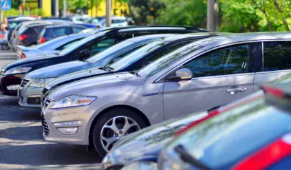 Tańsza jazda samochodami spalinowymi przez obniżki cen paliw