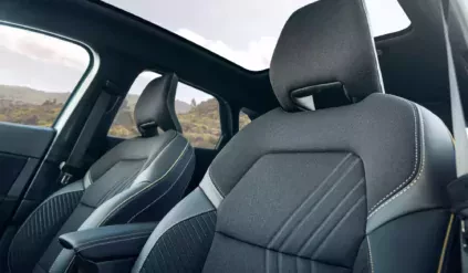 Renault Symbioz E-Tech Full Hybrid / Iconic Mercury Blue / rodzinny SUV / szklany dach / wnętrze