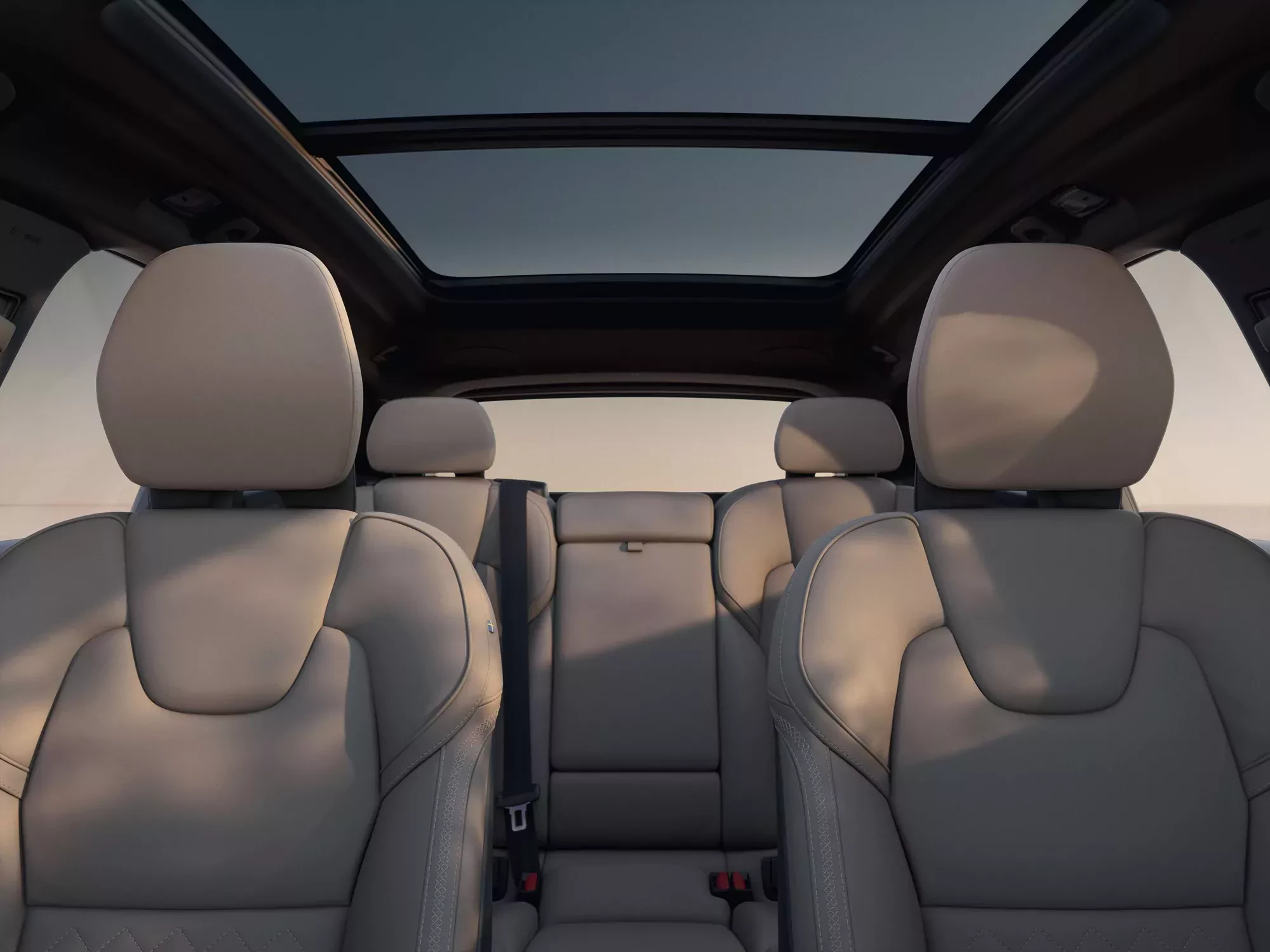 Nie chcąc być typowym Polakiem w Toyocie, to w tych salonach szukamy hybrydowych alternatyw z klasą i gniazdkiem. Rośnie konkurencja z Chin