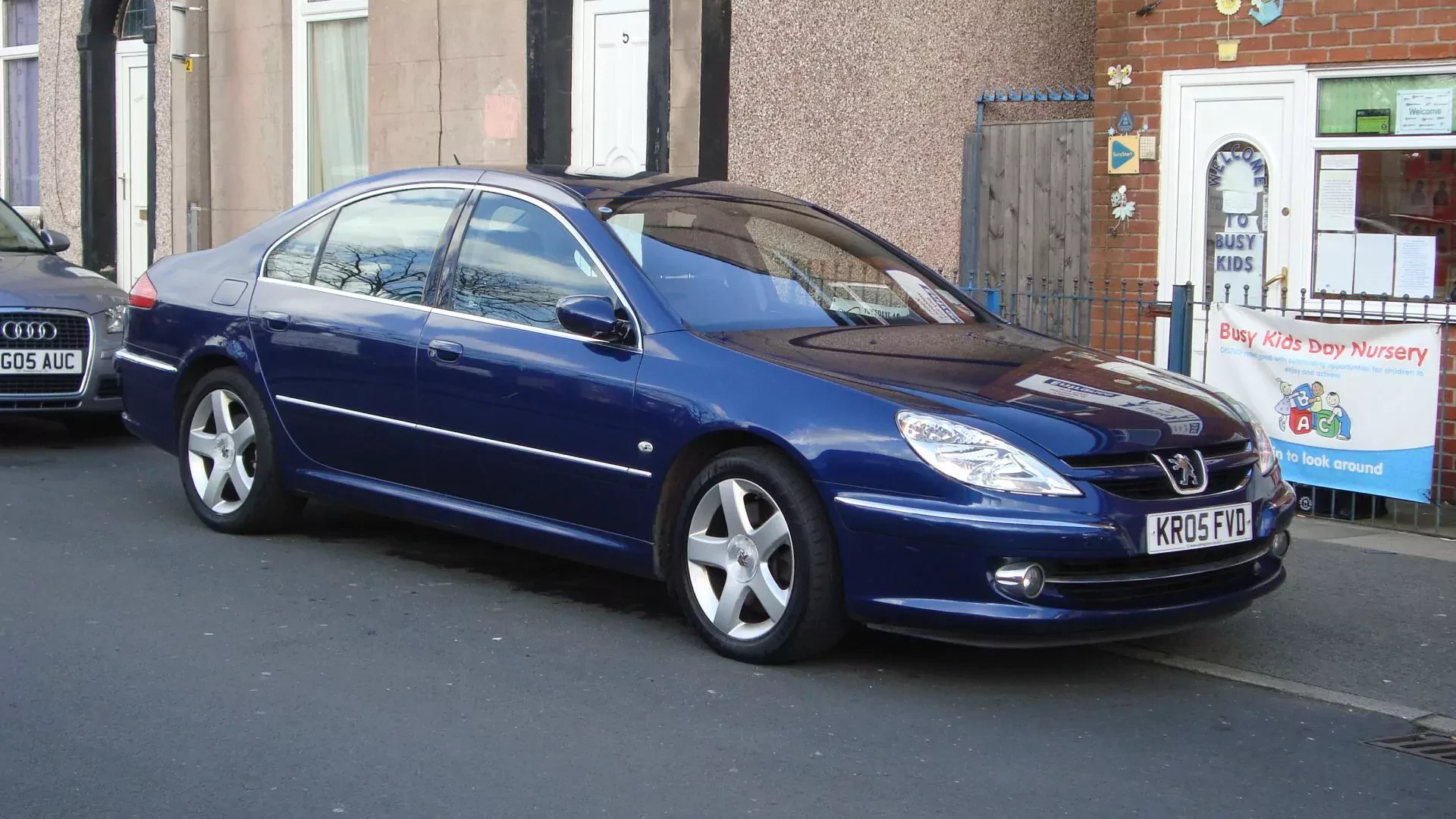 Peugeot 607 cena silnik spalanie używany sedan rodzinny