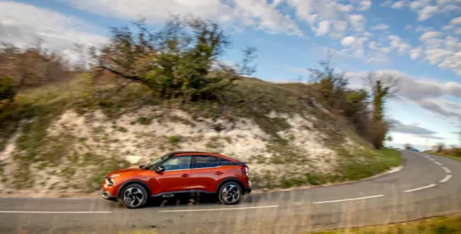 Tani jak modele Dacii i hybrydowy jak Toyota Citroen C4 wygrywa ofertą