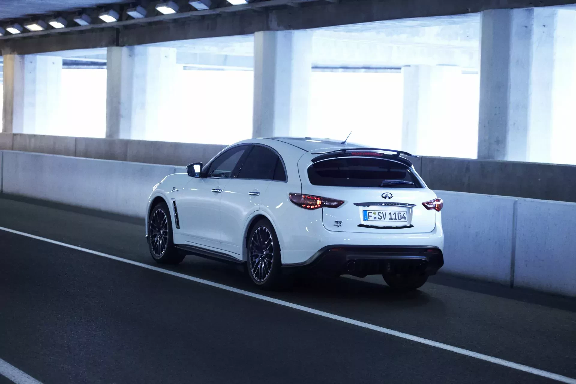 Infiniti FX silnik cena spalanie ceny silniki moc używane otomoto luksusowy SUV Vettel