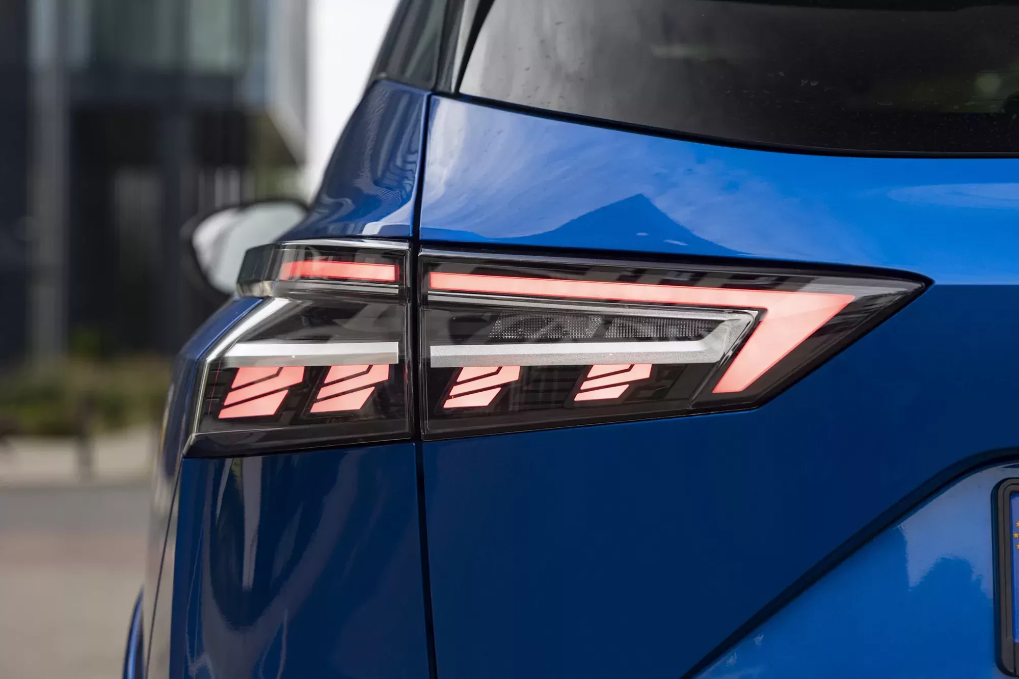 Nowy Nissan Qashqai zjechał z ceną do 126 800 zł i salony musiały zamontować drzwi obrotowe. Tutaj sprzedaż wystrzeliła jak z procy