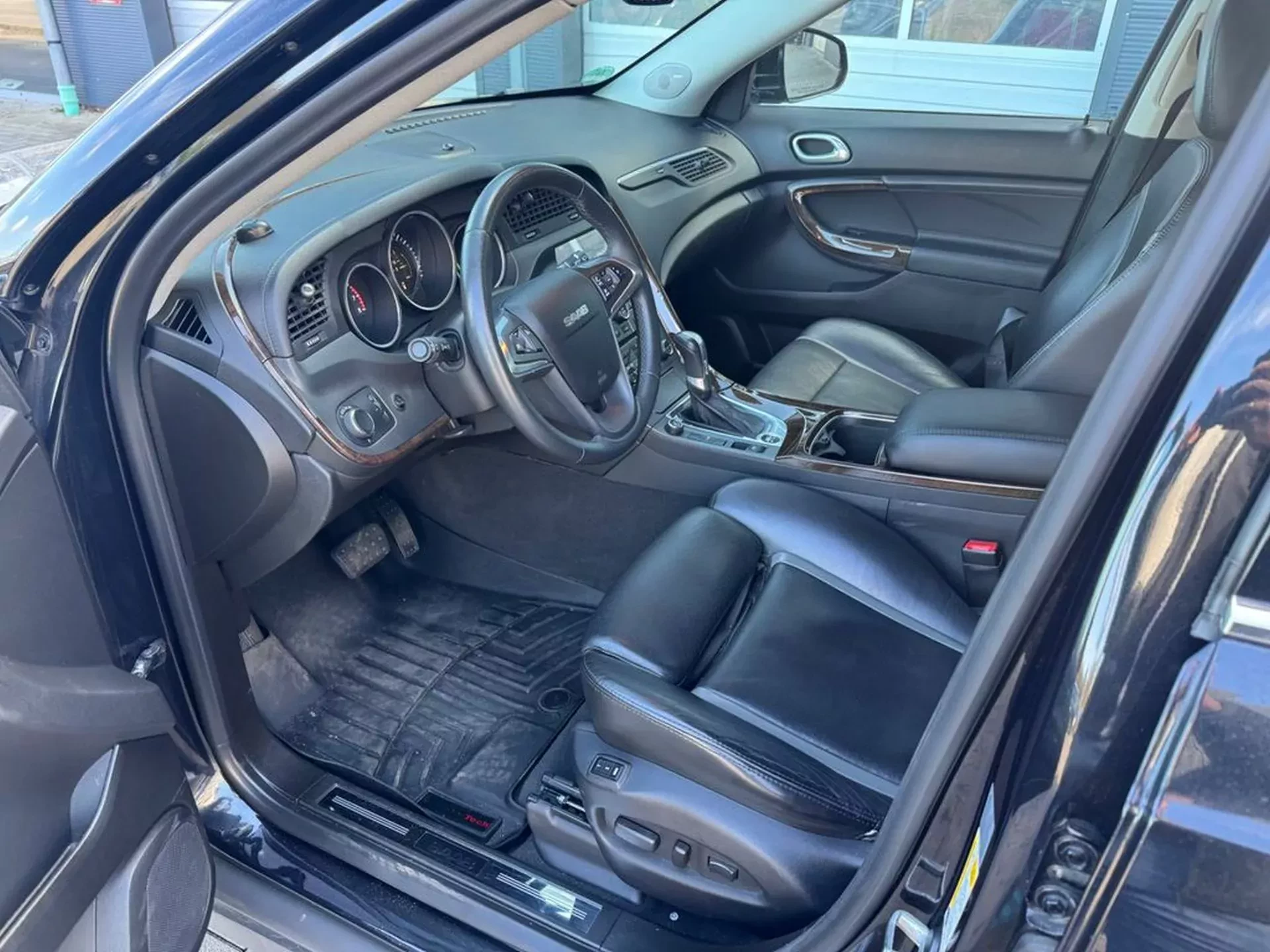 Pancerny Saab do kupienia w śmiesznej cenie. Dwulitrowy diesel jest mocny i zarazem oszczędny