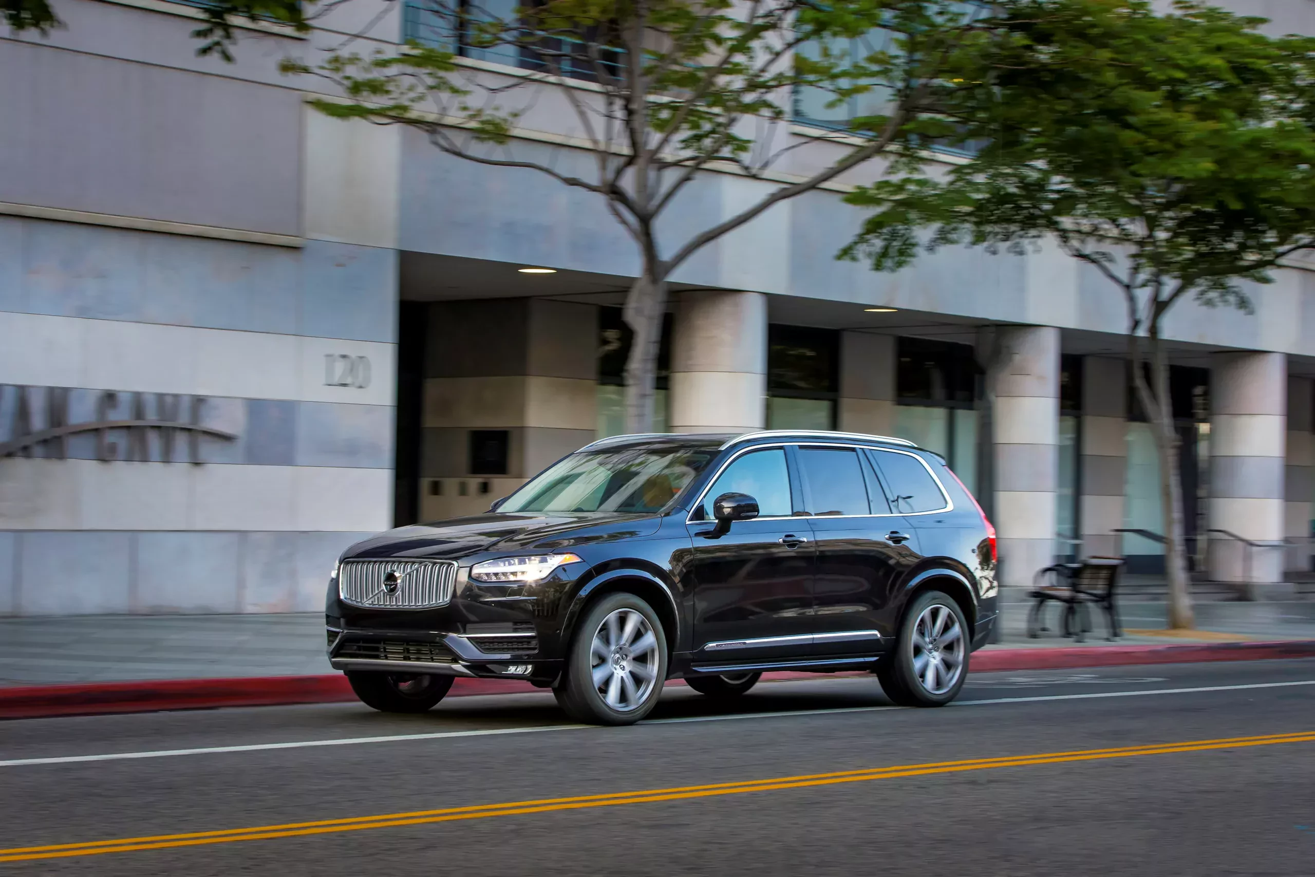bezpieczny-suv-volvo-xc90