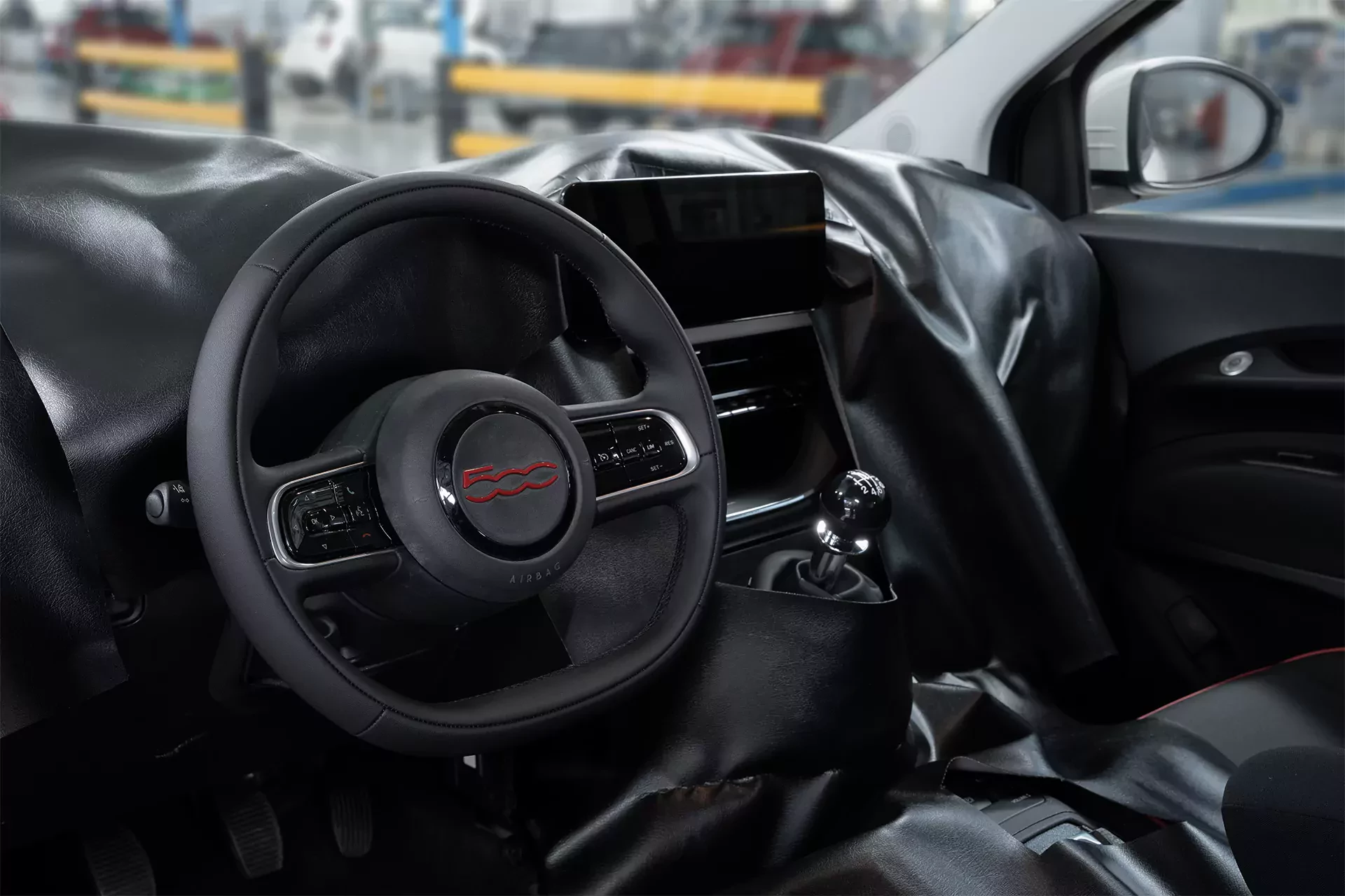 Fiat 500 Hybrid pierwsze zdjecia wnętrza