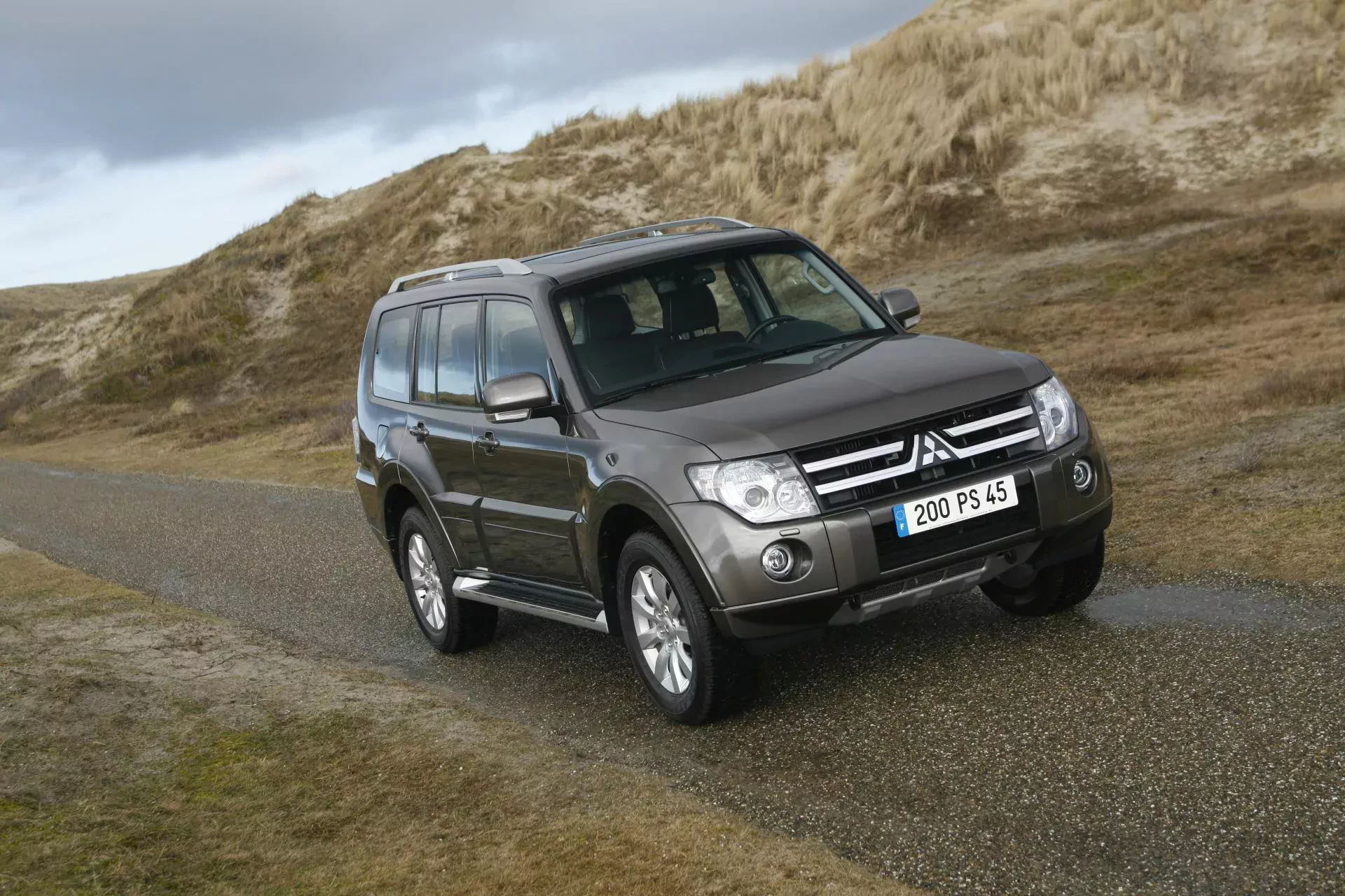 Mitsubishi Pajero silniki cena osiągi moc napęd SUV ceny używane