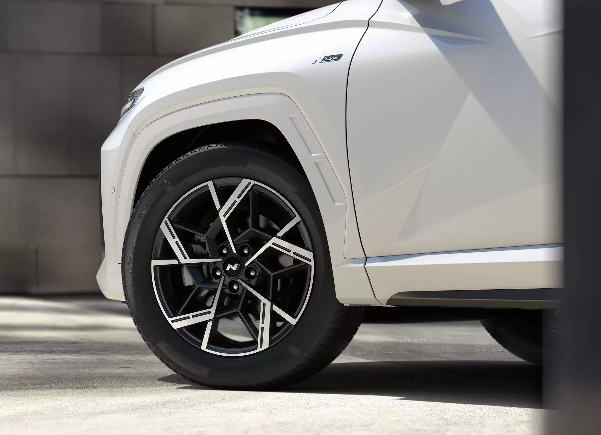 Najazd klientów na salony Hyundaia po zjechaniu z ceny SUV-a do granic możliwości. W Polsce stawka rusza od 114 900 zł