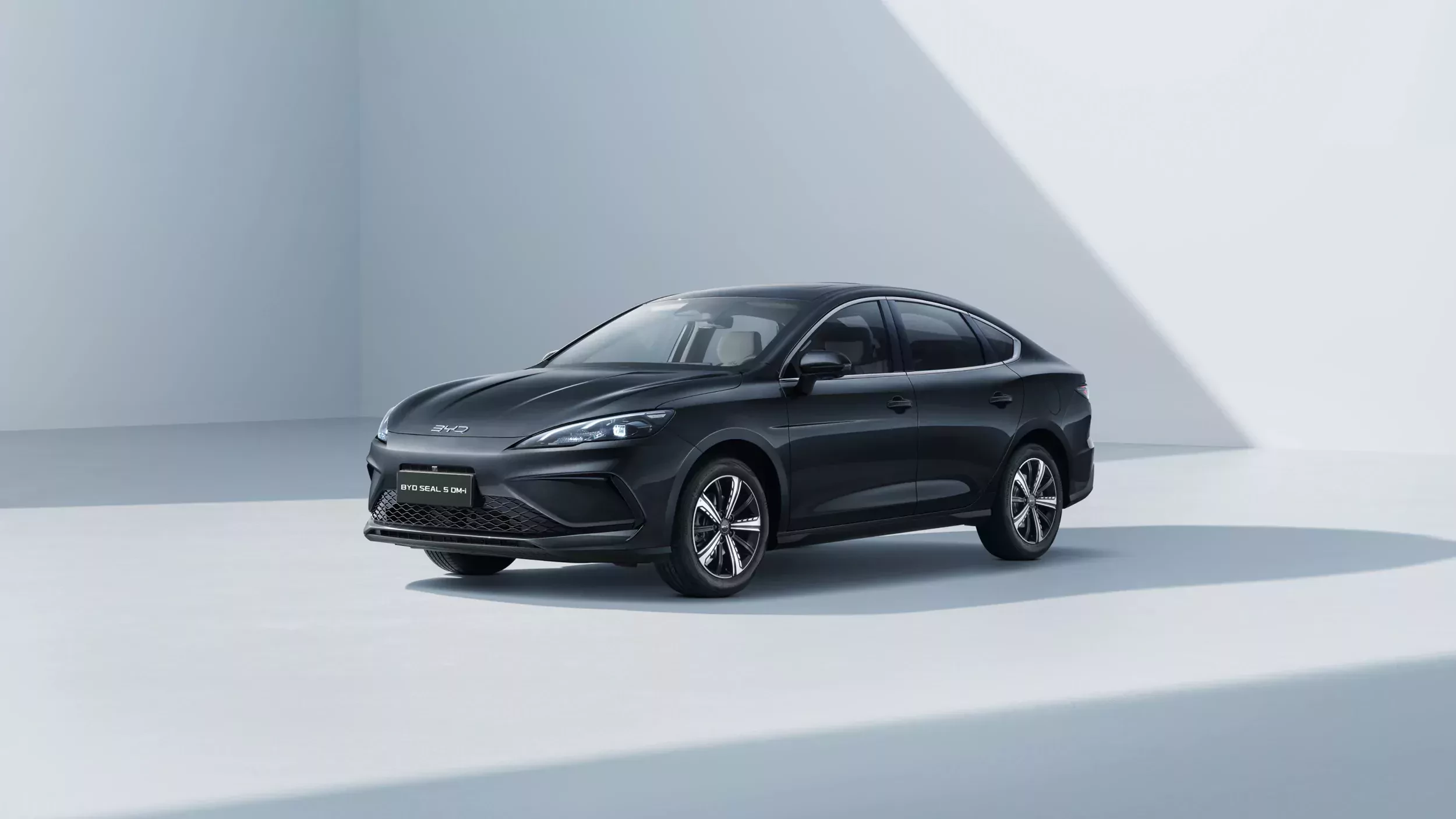 black BYD SEAL 5 PHEV