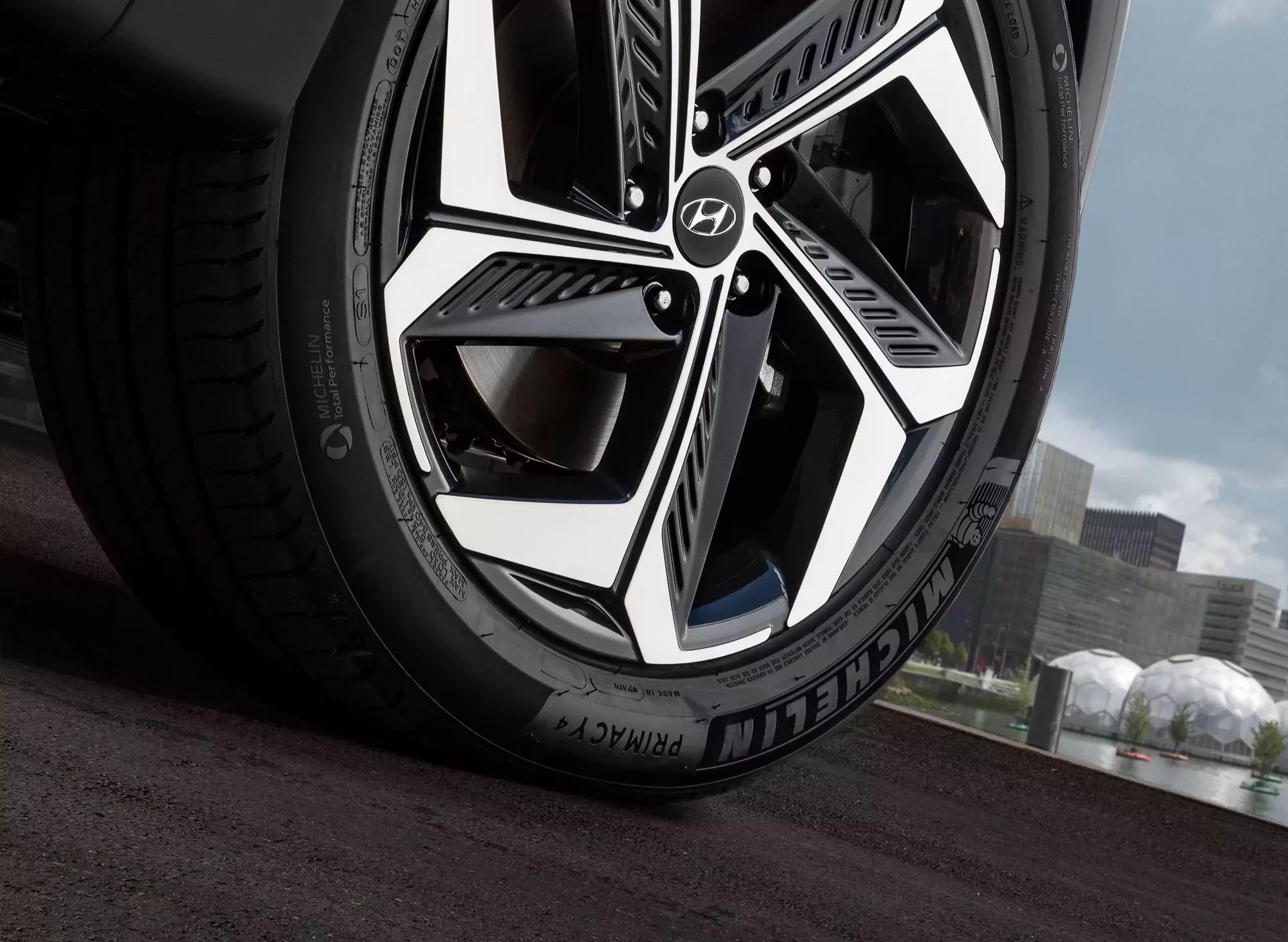 Jest tak dobry, iż kradnie klientów topowym SUV-om Kia i Toyoty. Wspierany bezlitosną przeceną idzie po podium w 2026 roku