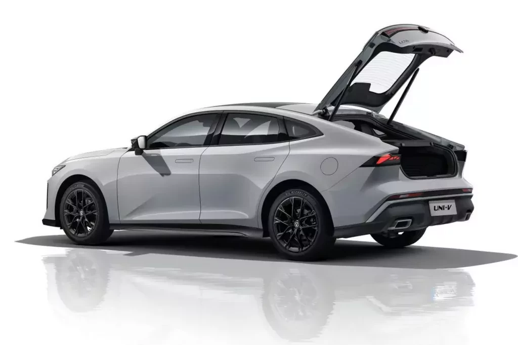 nowy-sedan-changan-uni-v
