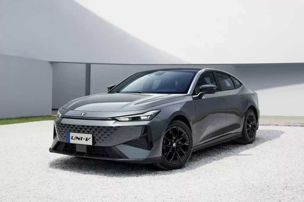 nowy-sedan-changan-uni-v