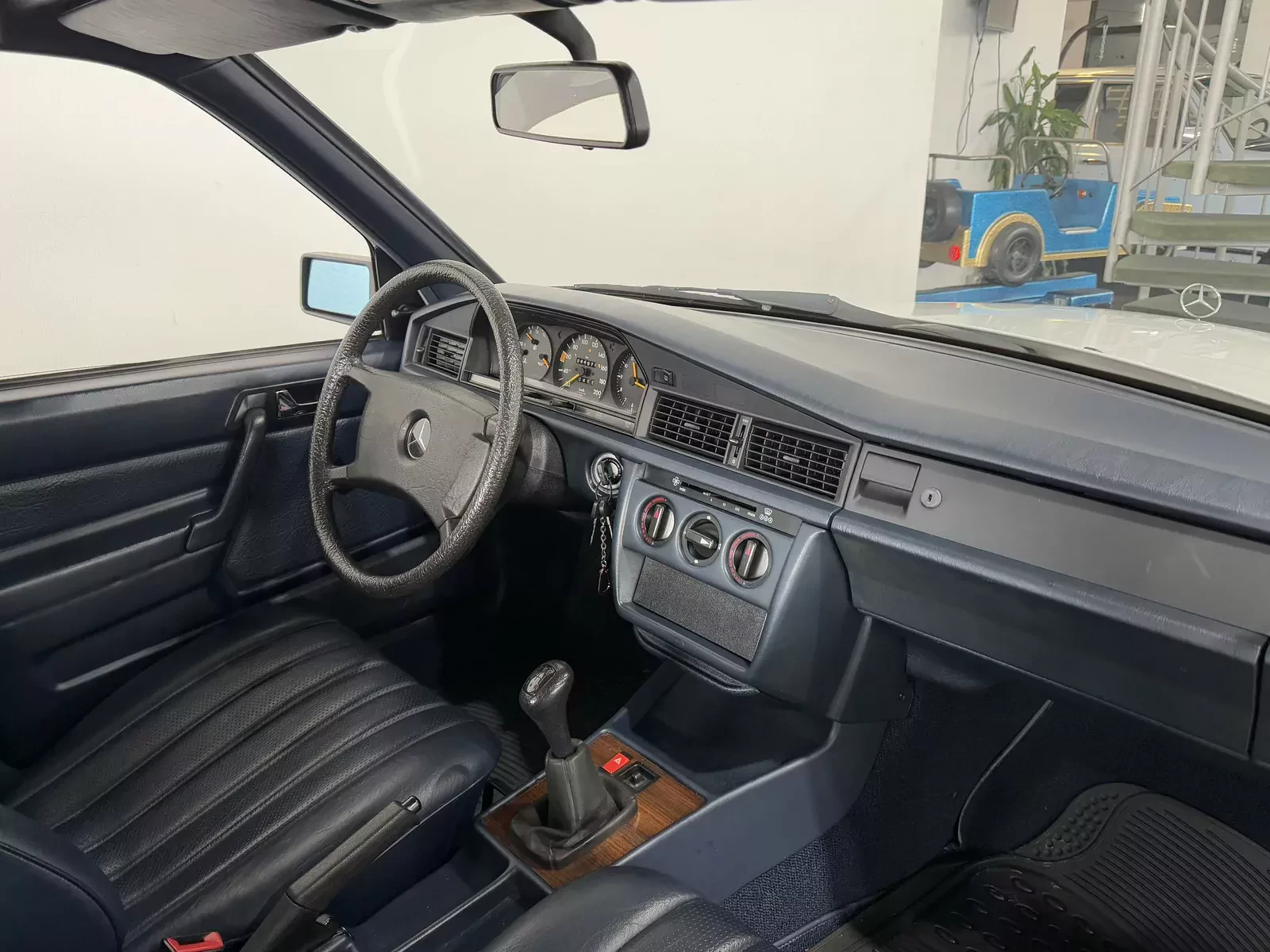 praktycznie-nowy-mercedes-w201