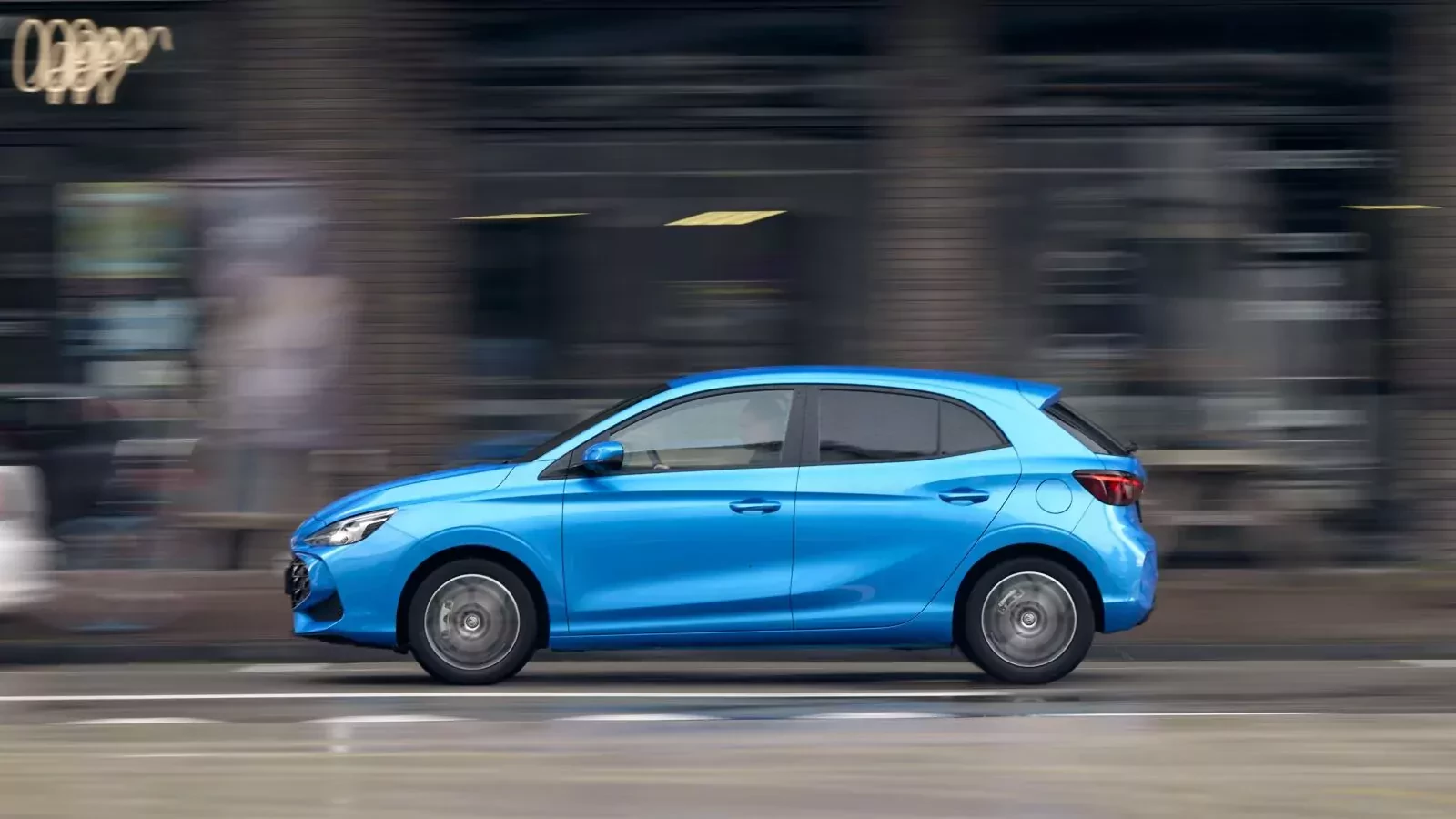 MG3-Hybrid-niebieski w ruchu na ulicy