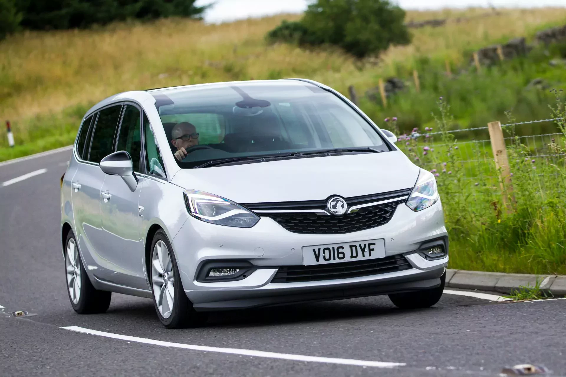 Opel Zafira minivan ceny silnik rocznik diesel benzyna opinie oceny cena zalety